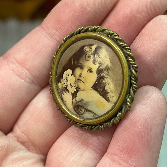 VTG Antique Victorian Photo Mourning Gold Tone Metal Brooch - Picture 6 of 6